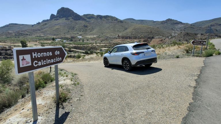 Honda ZR-V en la entrada a los Hornos de Calcinación en Lucainena de las Torres en Almería.