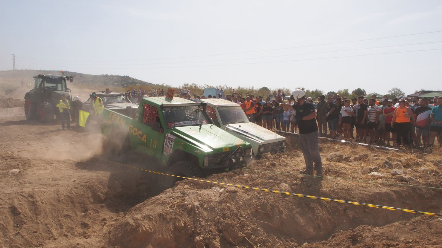 Participantes en el Extreme 4x4 superando zanja.